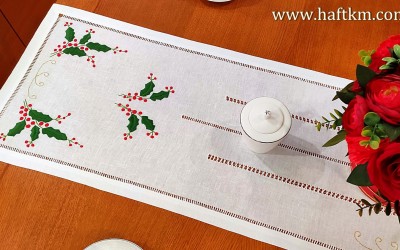 Elegancki  bieżnik świąteczny  " Ostrokrzew "