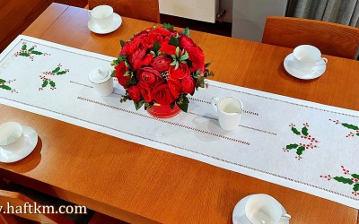 Elegancki  bieżnik świąteczny  " Ostrokrzew "