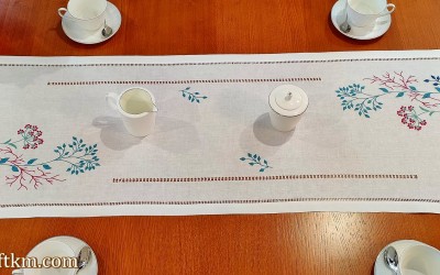 Przepiękny, ręcznie haftowany bieżnik " Modern "