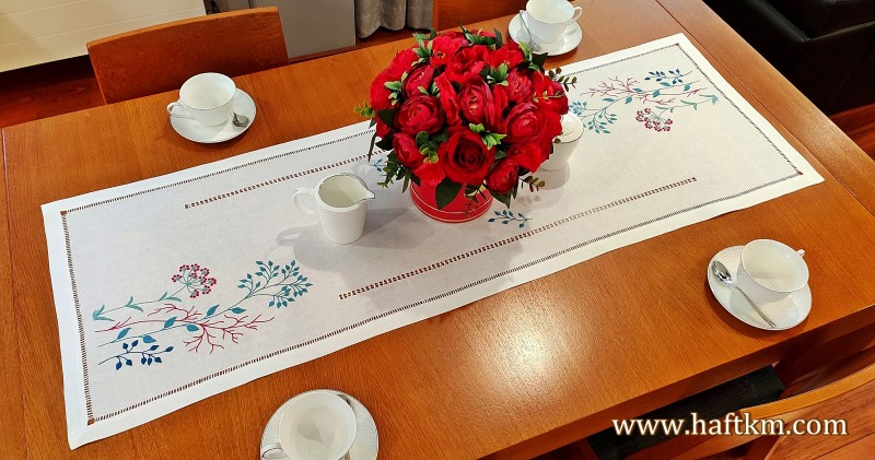 Przepiękny, ręcznie haftowany bieżnik " Modern "