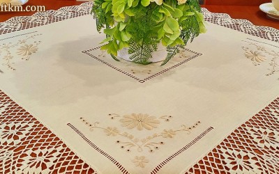 Serweta z koronką szydełkową " Stokrotki "