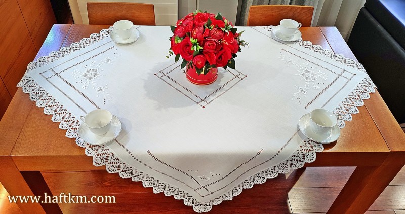 Ręcznie haftowany obrus " Róża makowska "