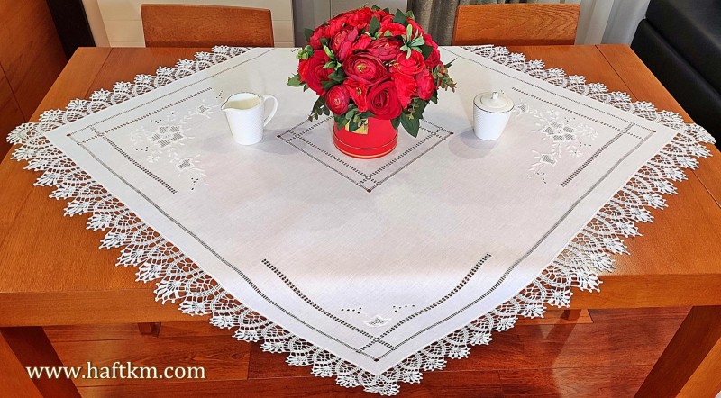 Ręcznie haftowany obrus " Róża makowska "