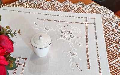 Ręcznie haftowany obrus " Róża makowska "