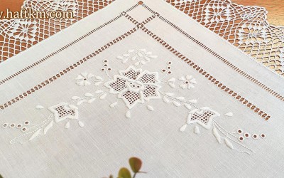 Ręcznie haftowany obrus " Róża makowska "