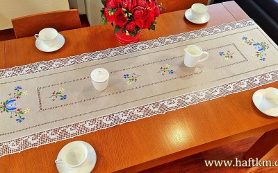 Ręcznie haftowany bieżnik z motywem kaszubskim.