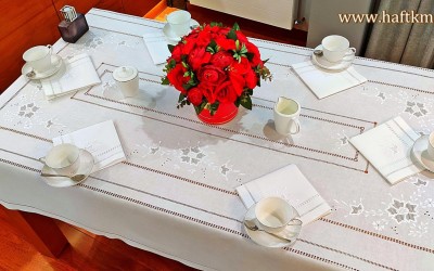 Ręcznie haftowany obrus  " Róża makowska "