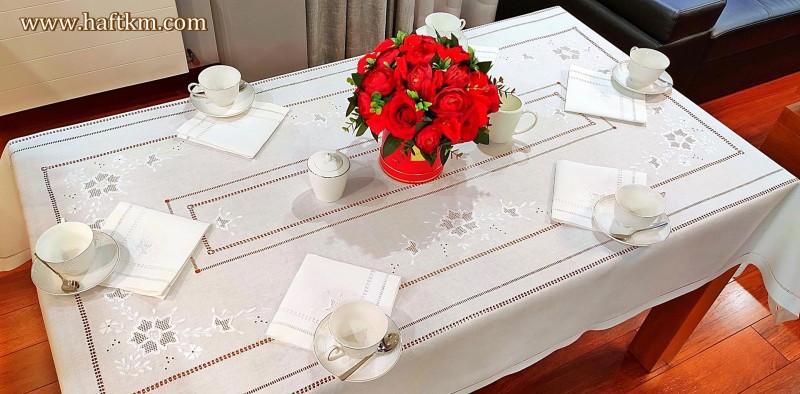 Ręcznie haftowany obrus  " Róża makowska "