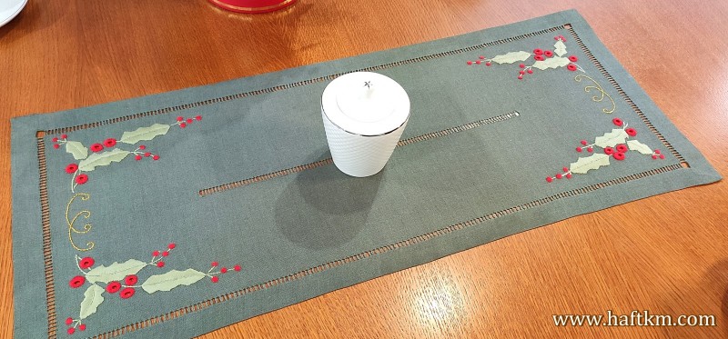 Elegancki bieżnik świąteczny " Ostrokrzew "