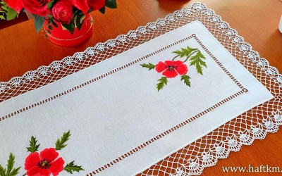 Bieżnik, haft ręczny z koronką szydełkową " Maki cieniowane"