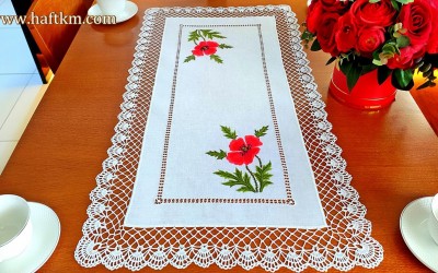 Bieżnik, haft ręczny z koronką szydełkową " Maki cieniowane"