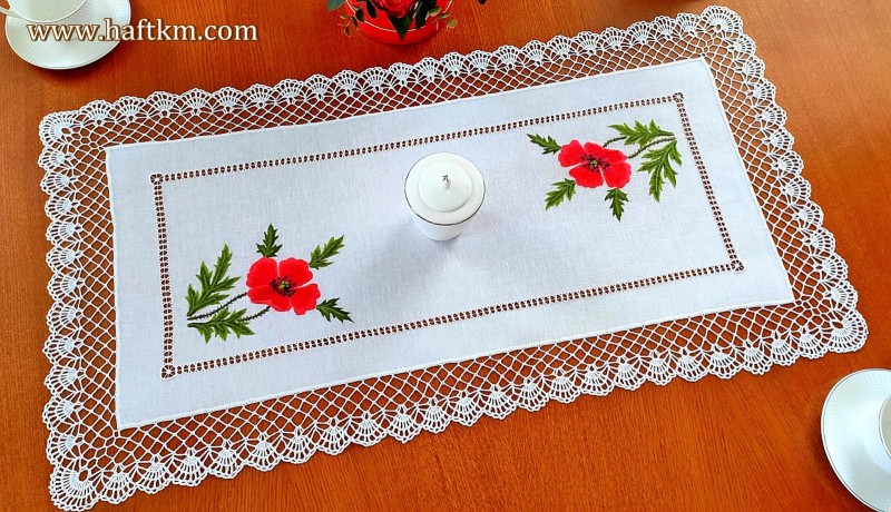 Bieżnik, haft ręczny z koronką szydełkową " Maki cieniowane"