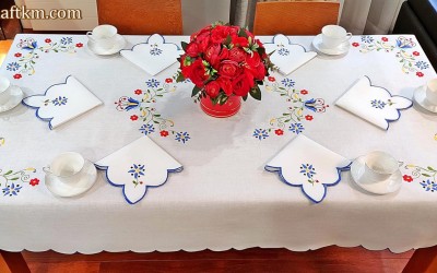 Piękny ręcznie haftowany obrus, haft kaszubski.