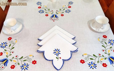 Piękny ręcznie haftowany obrus, haft kaszubski.