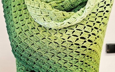 Ręcznie wykonana chusta na szydełku ombre.