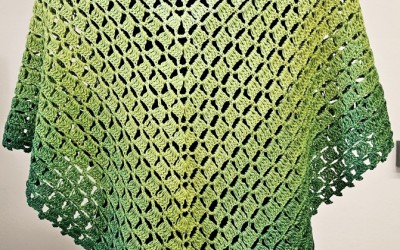 Ręcznie wykonana chusta na szydełku ombre.