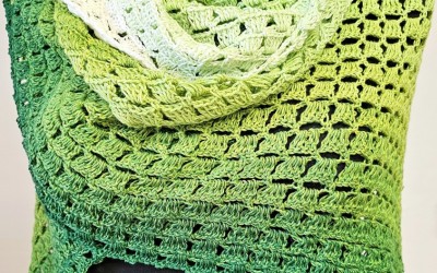 Ręcznie wykonana chusta na szydełku ombre.