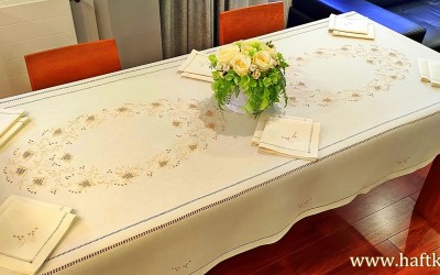 Obrus haftowany " Rozyczki toledo w owalu"