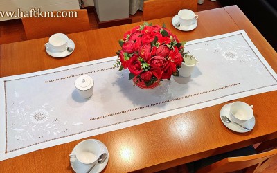 Ręcznie haftowany bieżnik 