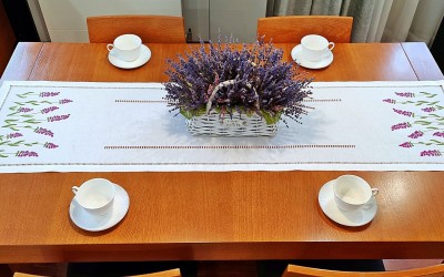 Lniany bieżnik ręcznie haftowany " Lawenda"