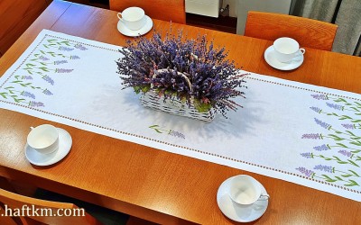 Lniany bieżnik ręcznie haftowany " Lawenda"