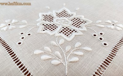 Ręcznie haftowany obrus " Róża makowska "