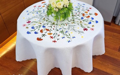 Obrus ręcznie haftowany " Górska łąka "