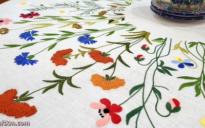 Obrus ręcznie haftowany " Górska łąka "