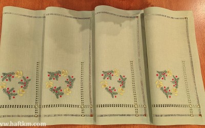 Serwetki obiadowe ze wzorem bożonarodzeniowym.