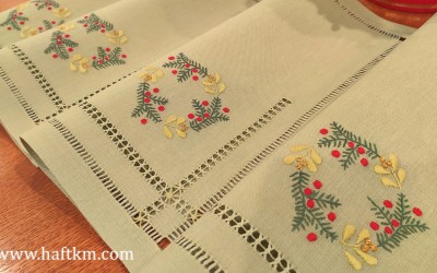 Serwetki obiadowe ze wzorem bożonarodzeniowym.