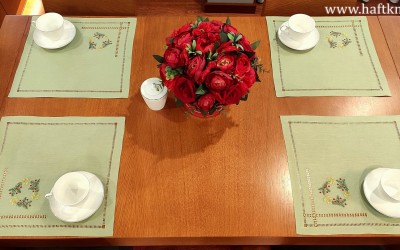 Serwetki obiadowe ze wzorem bożonarodzeniowym.