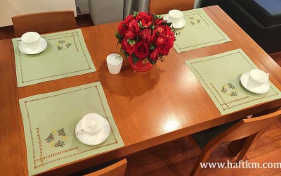 Serwetki obiadowe ze wzorem bożonarodzeniowym.