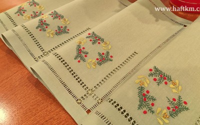 Serwetki obiadowe ze wzorem bożonarodzeniowym.