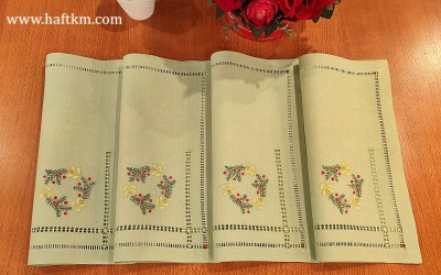 Serwetki obiadowe ze wzorem bożonarodzeniowym.