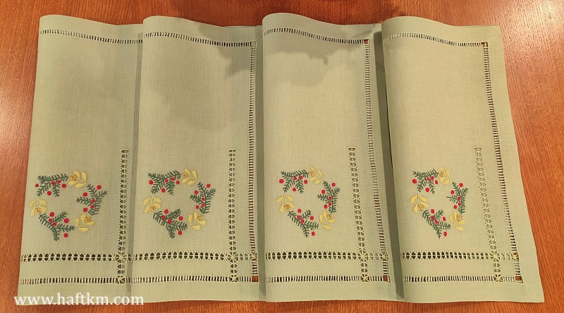 Serwetki obiadowe ze wzorem bożonarodzeniowym.