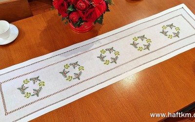 Elegancki bieżnik świąteczny " Wianuszek bożonarodzeniowy  "