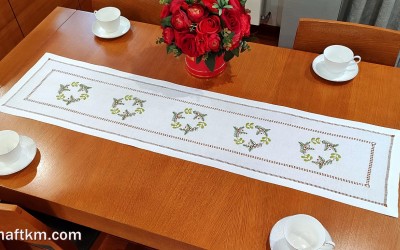 Elegancki bieżnik świąteczny " Wianuszek bożonarodzeniowy  "