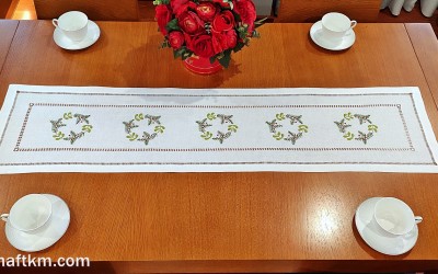 Elegancki bieżnik świąteczny " Wianuszek bożonarodzeniowy  "