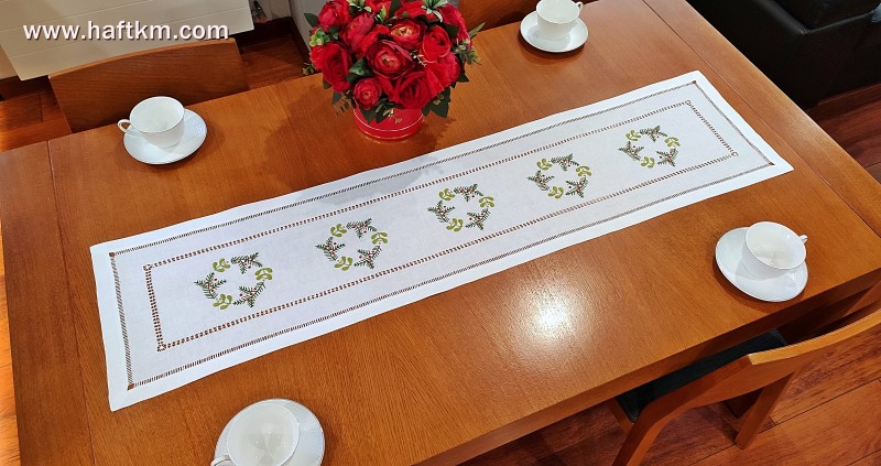 Elegancki bieżnik świąteczny " Wianuszek bożonarodzeniowy  "