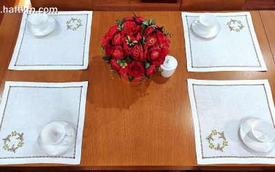 Serwetki obiadowe ze wzorem bożonarodzeniowym.