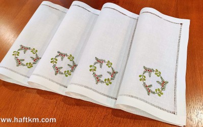 Serwetki obiadowe ze wzorem bożonarodzeniowym.