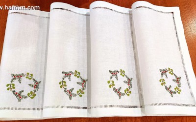 Serwetki obiadowe ze wzorem bożonarodzeniowym.