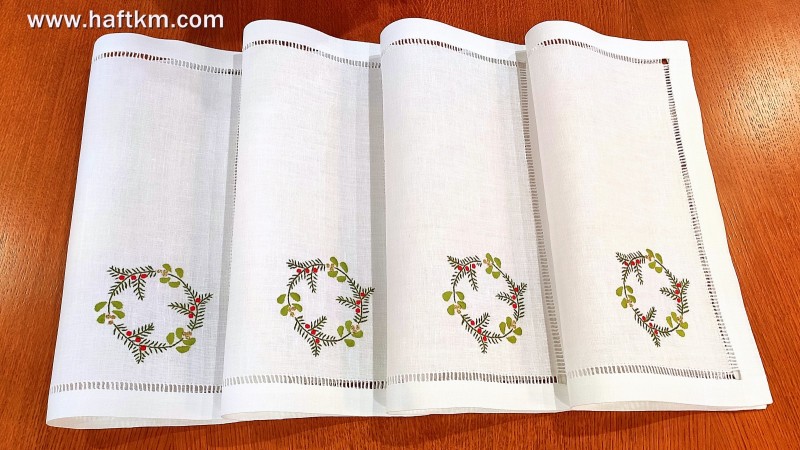 Serwetki obiadowe ze wzorem bożonarodzeniowym.