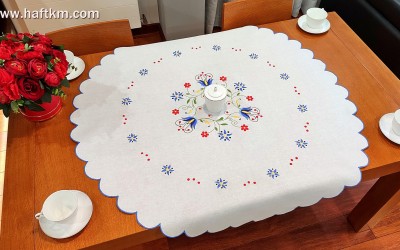 Obrus lniany z motywem kaszubskim.