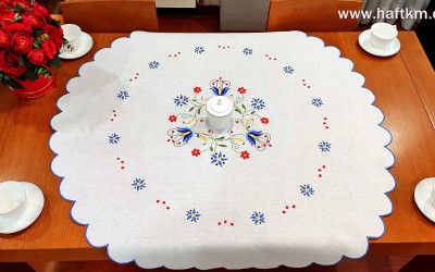 Obrus lniany z motywem kaszubskim.