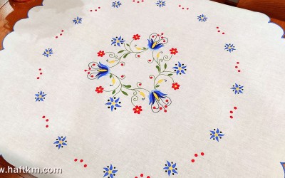 Obrus lniany z motywem kaszubskim.