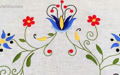 Obrus lniany z motywem kaszubskim.