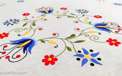 Obrus lniany z motywem kaszubskim.