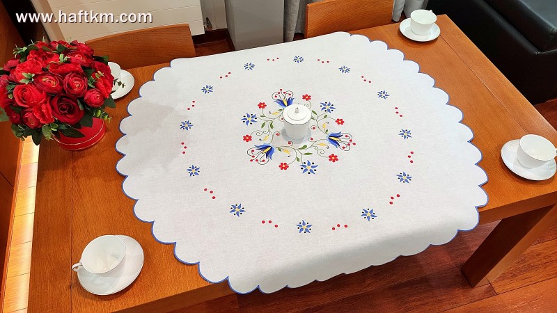 Obrus lniany z motywem kaszubskim.