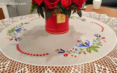 Lniany obrus z motywem kaszubskim.